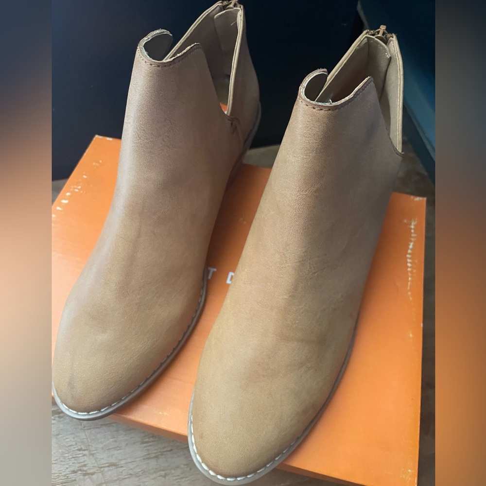 Rocket Dog Tan Booties Size 9.5 Nib - image 3